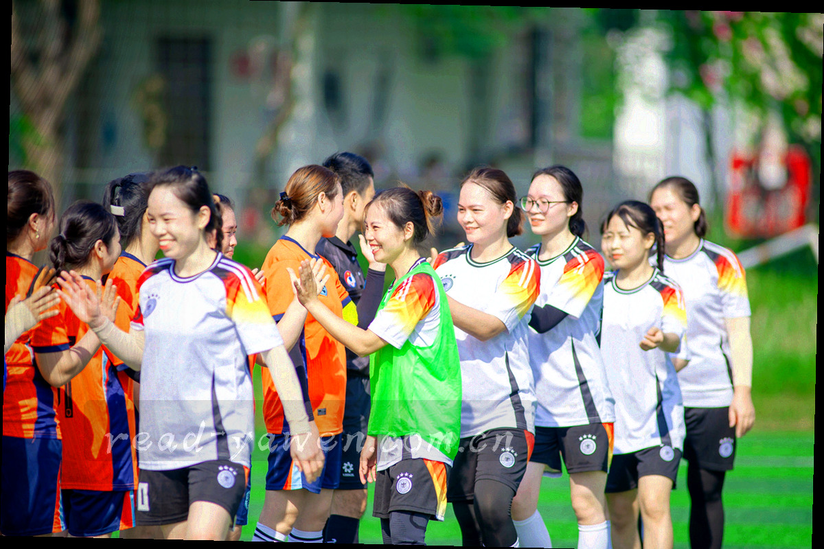 印有细网格的纸面上摆着标注 PDF、DOCX、XLSX 的索引卡与彩色分类标签